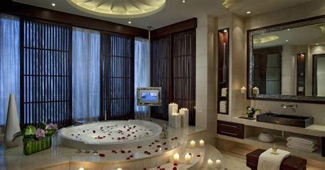 honeymoon suites with jacuzzi.